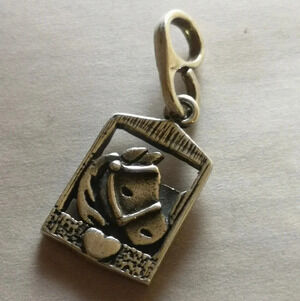 925  Horse pendant